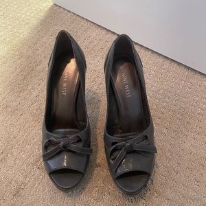Nine west get 3 inch peekaboo shoes size 7.5 grey